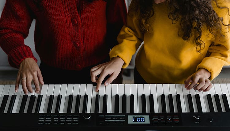 hand position on piano