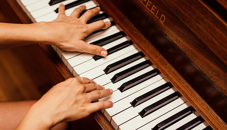 proper piano hand position